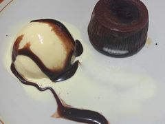 巧克力熔岩蛋糕配香草冰淇淋-萨莉亚意式餐厅(杭州滨江天街店)