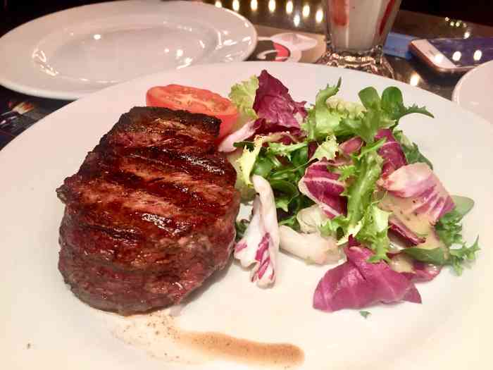 angus steak house-"看了评论说这家牛排不错,晚餐特意来吃.不.