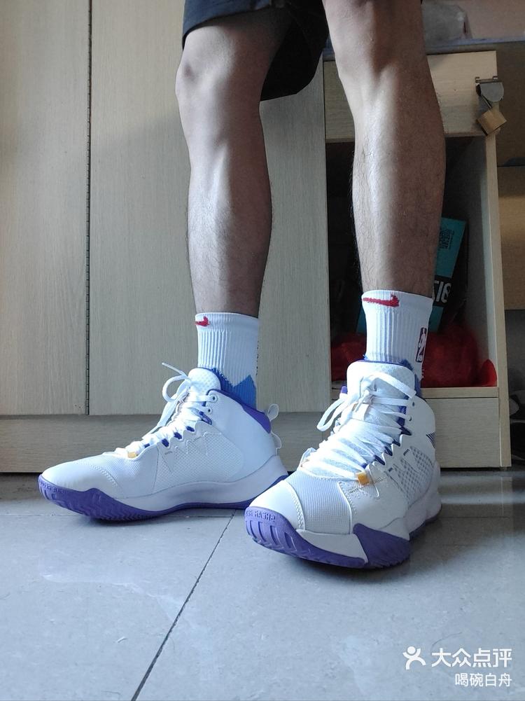 男大44码白袜球鞋展示