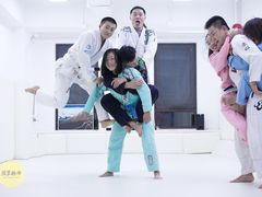 -菠萝格斗巴西柔术训练馆