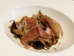 慢煮红心鸡蛋佐奶油防风根泥，西班牙火腿，松露鸡汁-蝶舍·MAISON PAPILLON