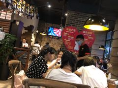 大堂-何师烧烤·香辣蟹·川菜·30年老品牌(太古里旗舰店)