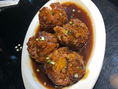 鸭蛋黄狮子头-梅飞酒家(名辉豪庭店)