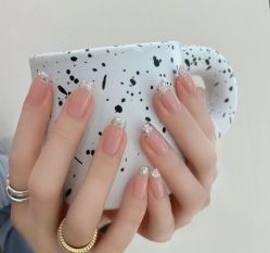 -赢韵美甲美睫瑞士净斑中心