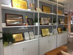 -粤港芭莎美容美发化妆学校