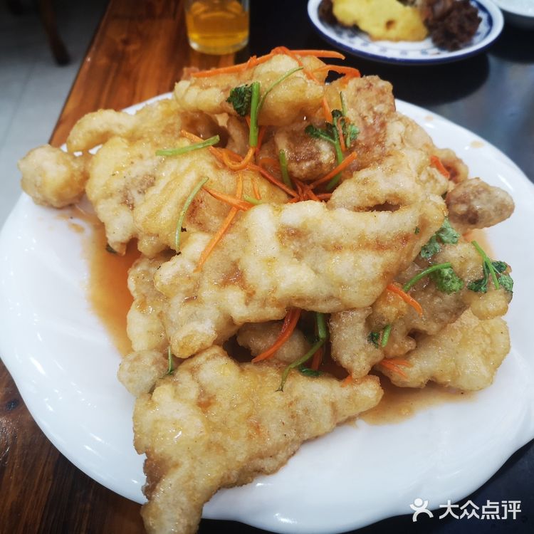 对铁锅炖大鹅一直都有想法，这次在一个冷风天来吃啦四个