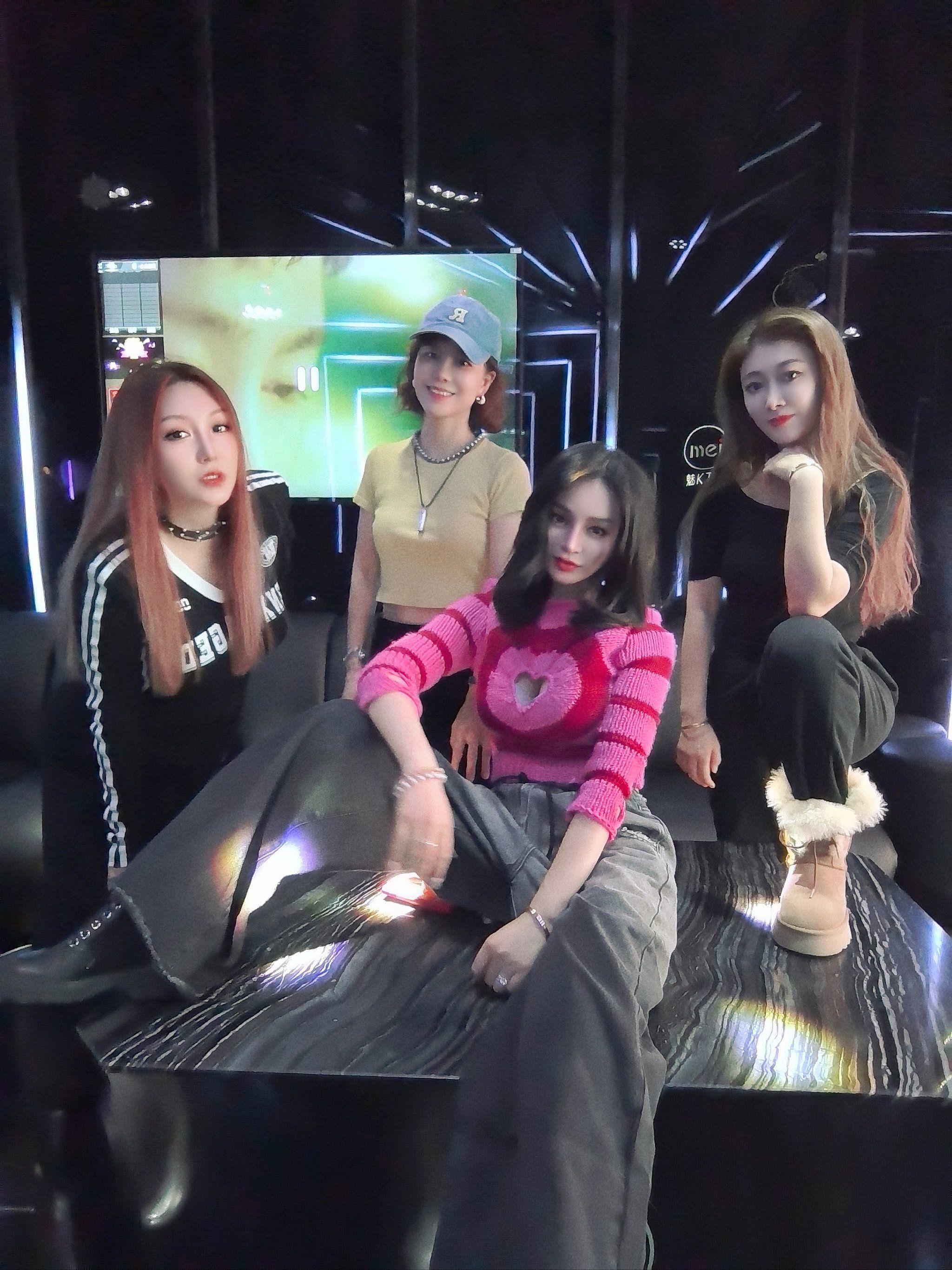 「魅ktv(西单店)」#身边总有疯子一起嗨 #拍照姿势 
96姐妹聚会