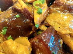 砂锅红烧肉，里面的竹笋还好，是谁对我说“肥而不腻”的，拉肚子了呀-车之谷·汽车文化主题餐厅(汽开店)