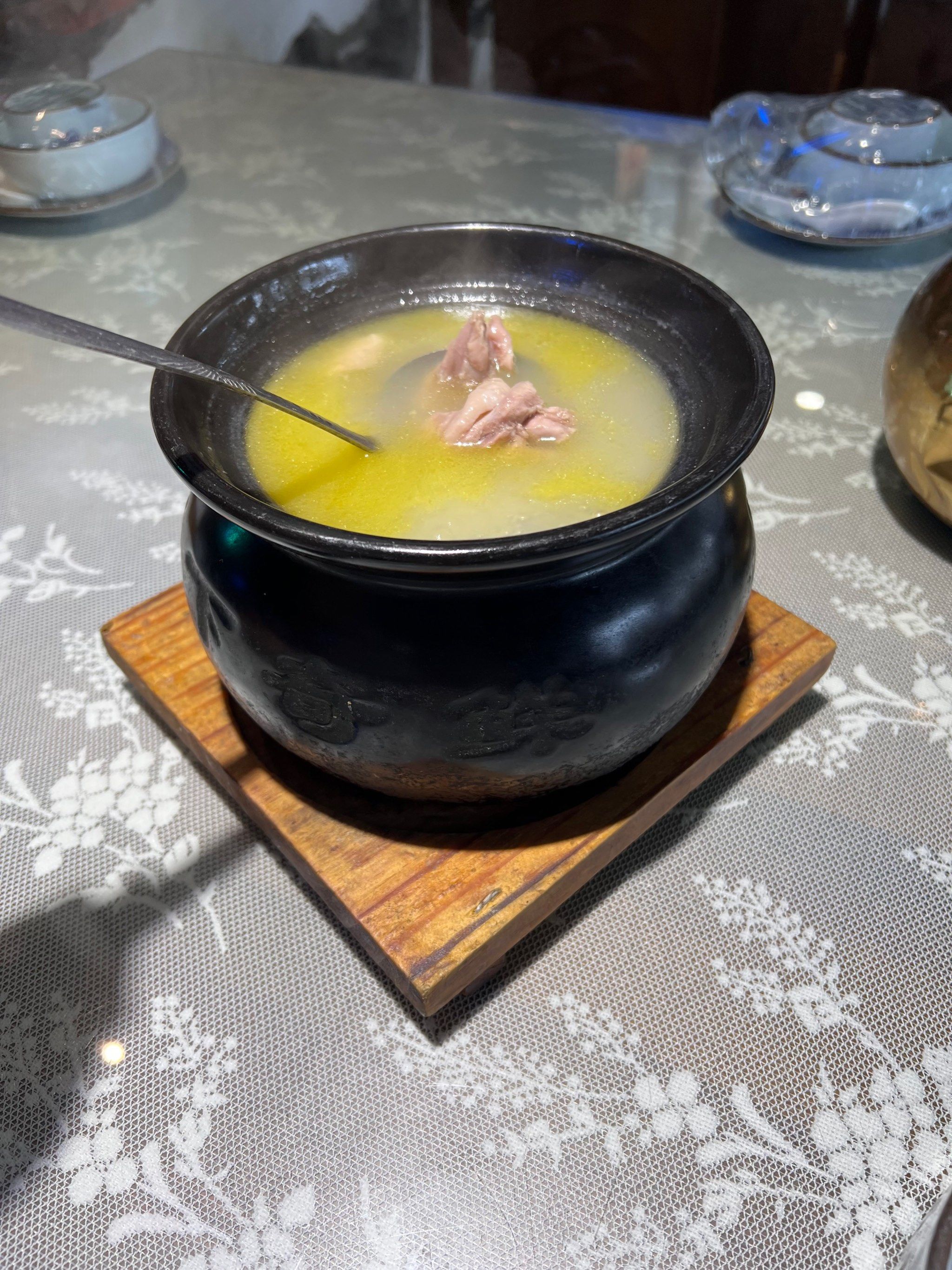 品尝这道特色佳肴白果炖鸡,独特的口感