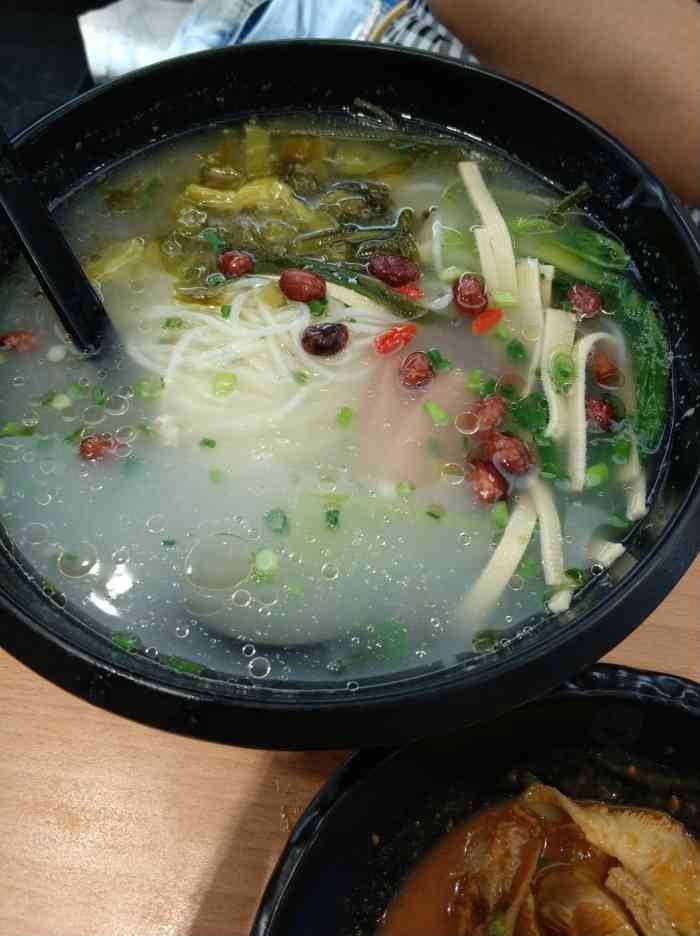 延波米线(人民路店)-"口味太差,点的秘制番茄13块,结果一点番.