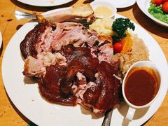 烤猪肘配酸菜土豆泥-兰特伯爵西餐厅·啤酒屋(方庄店)