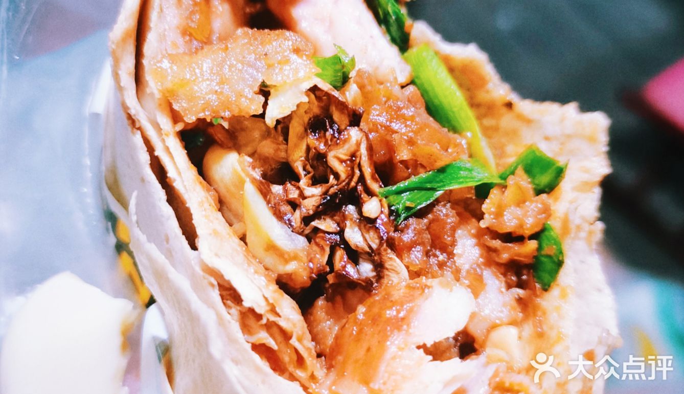 山东煎饼卷炸串绝了很少摊会卷煎饼