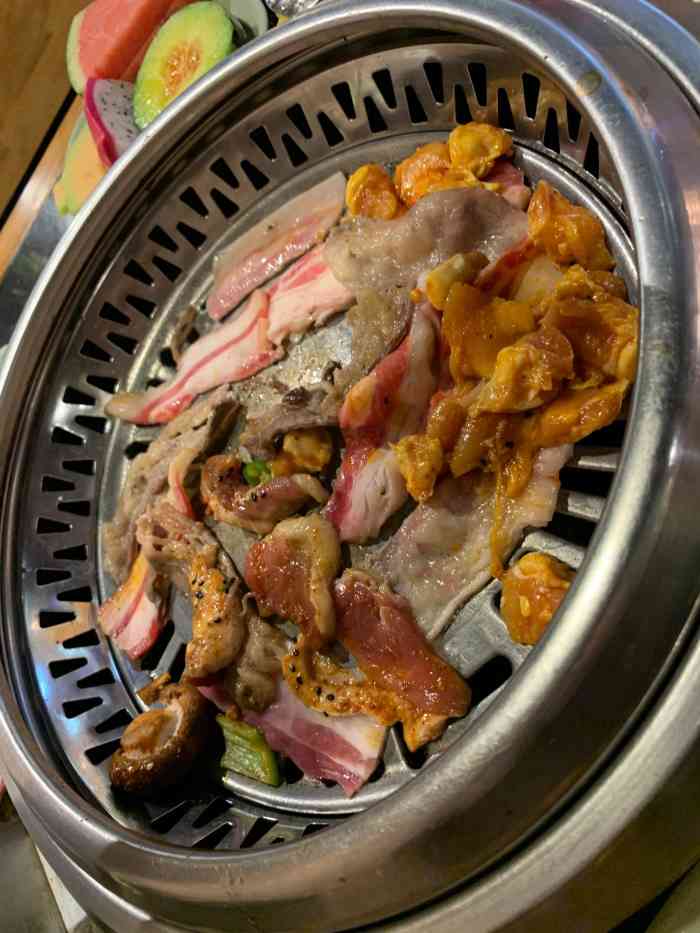 梨花自助烤肉(天河城店)-"中午11点去的,第一波进去吃的,环境还算.