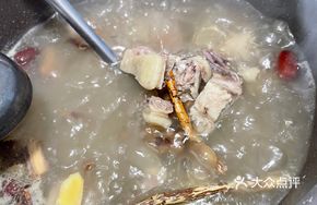 Five-fingered Mulberry Herbal Chicken Pot