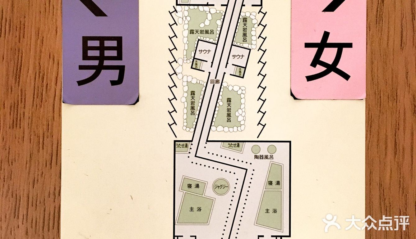 有黄色衣服的工作人员接待