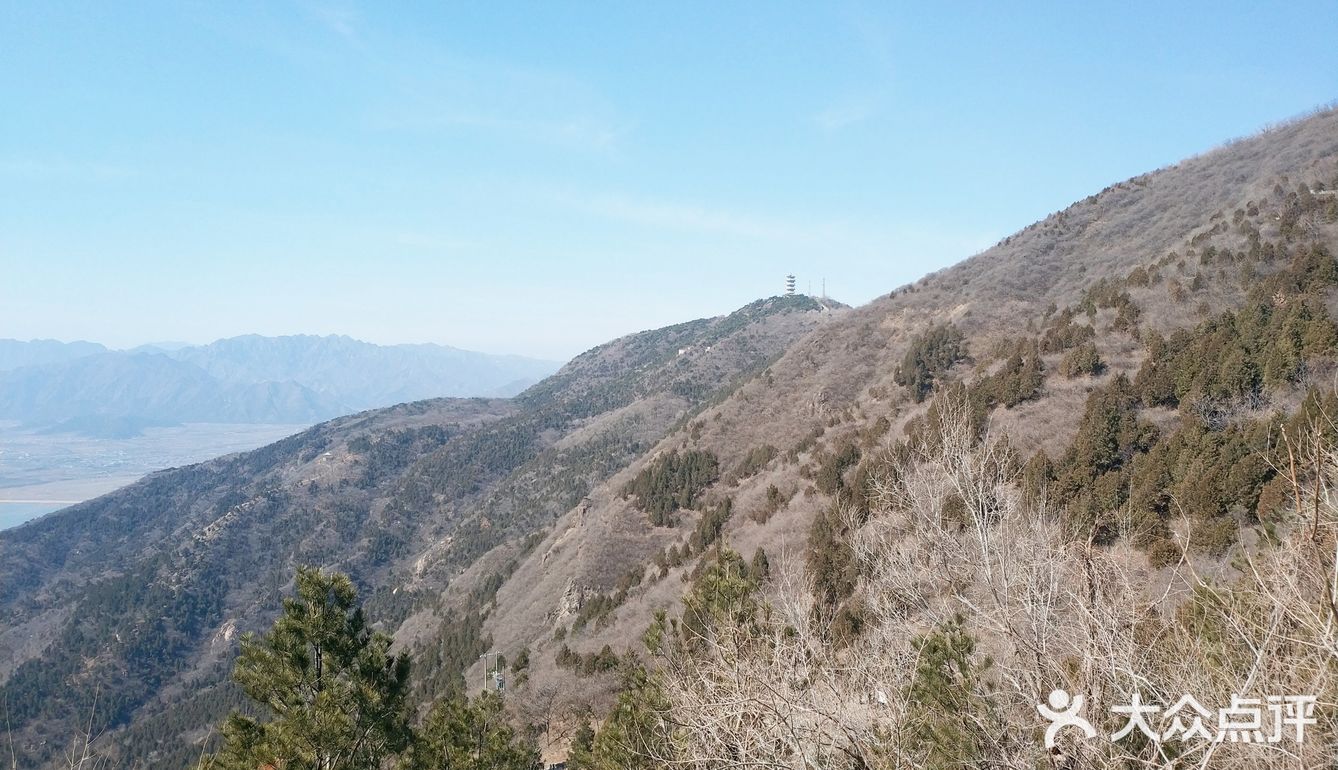 偶然间发现，莽山公园和天池相邻，而且还相通