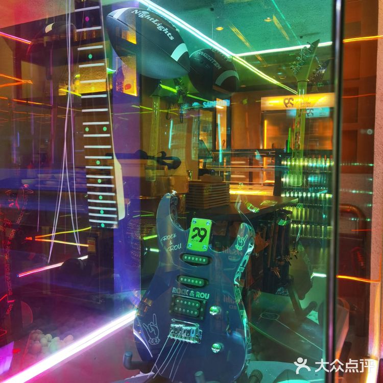 入秋在亮马河边,吃胶原蛋白小火锅🔥
