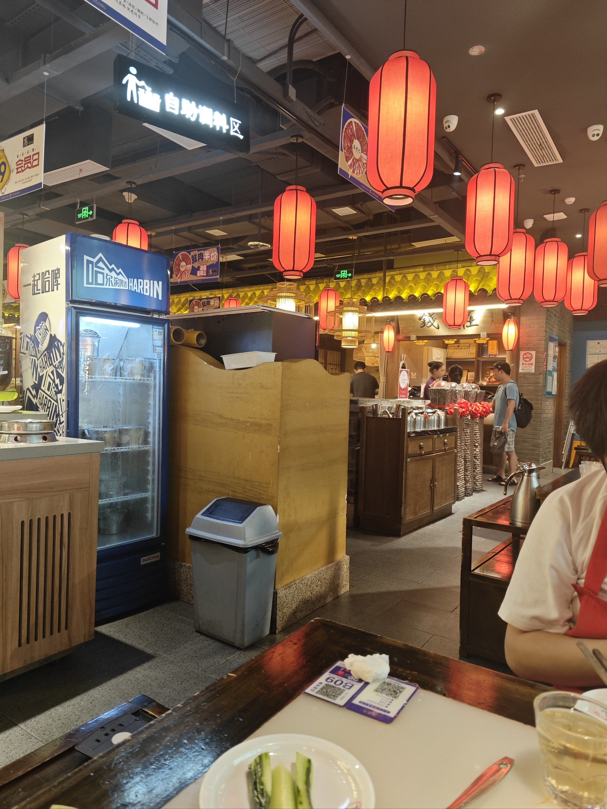 高老九火锅,店内环境很好,小食区水果也很