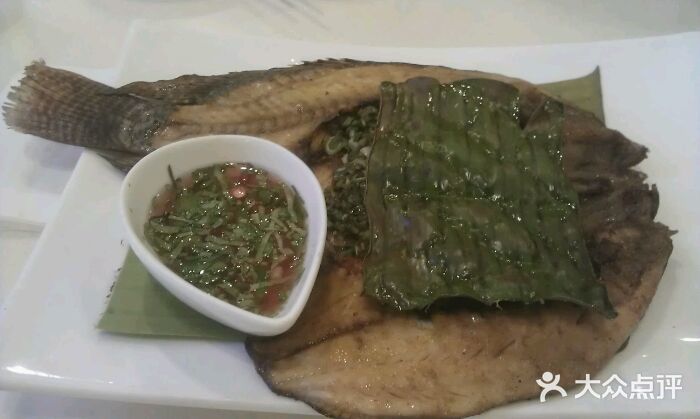 蜜桃餐厅(朝阳大悦城店)香茅草烤罗非鱼图片