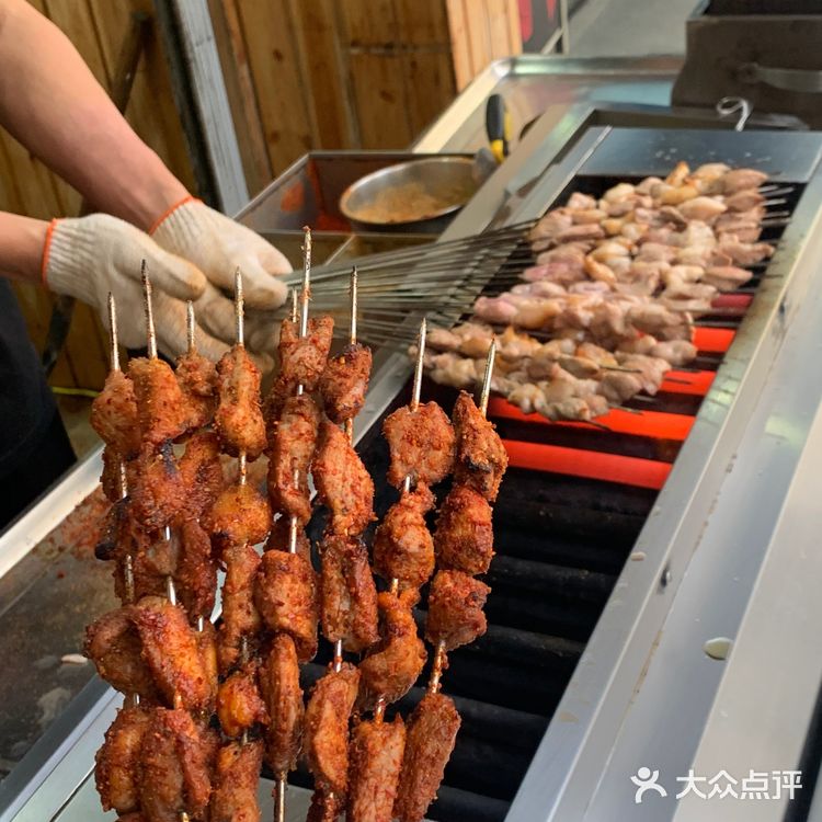 甘肃朋友力荐！！郑州超正宗西北羊肉串 一口到大漠！！ 