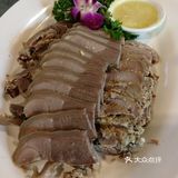 点了招牌焖蛋燕，白切羊，还有杂烩锅、海鲜锅和杂鱼锅