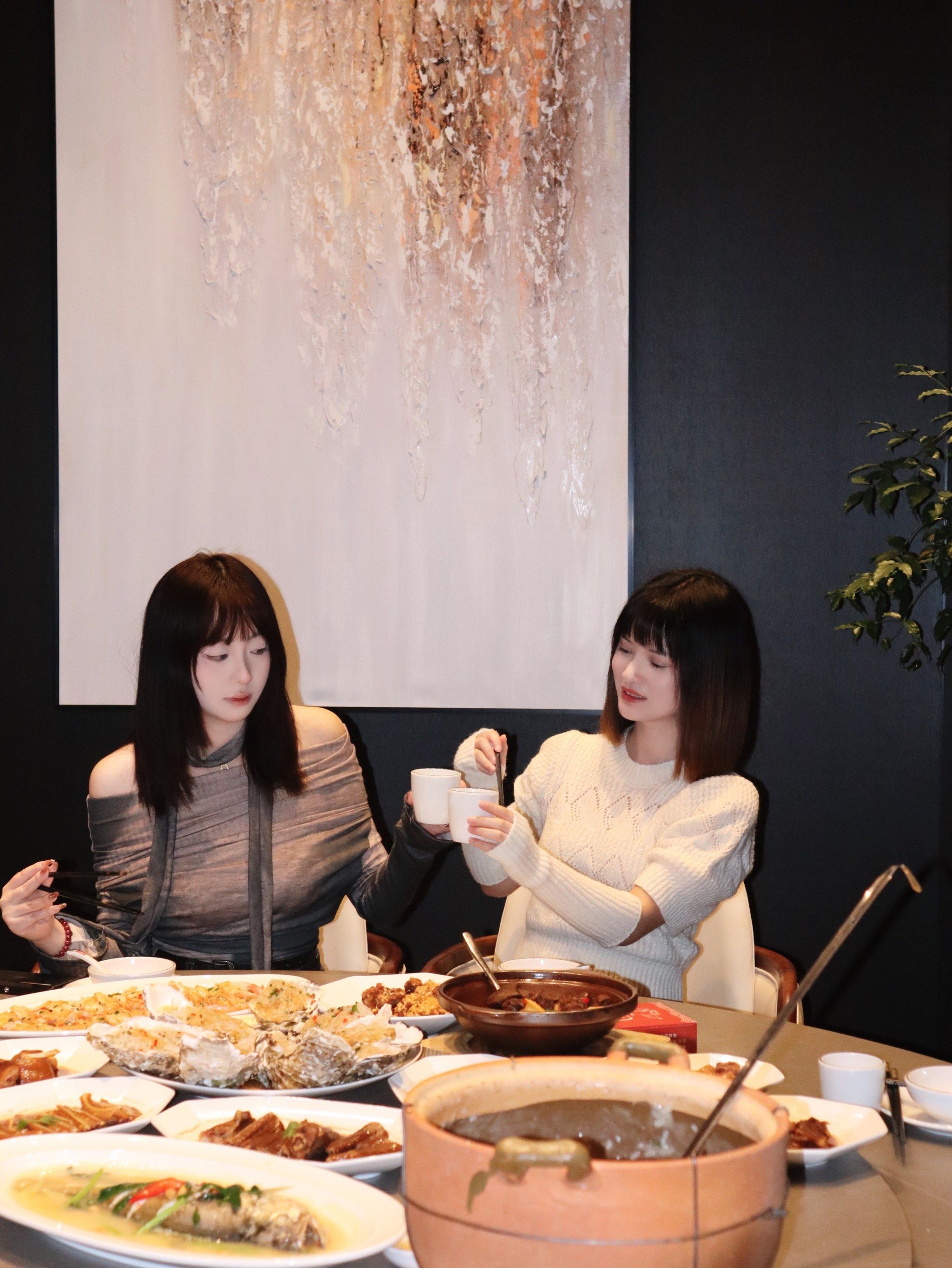 和我的漂亮姐妹提前吃上年夜饭啦