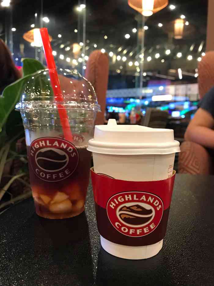 highlands coffee-"电挺大,在越南这家咖啡店还挺多.人也挺多.