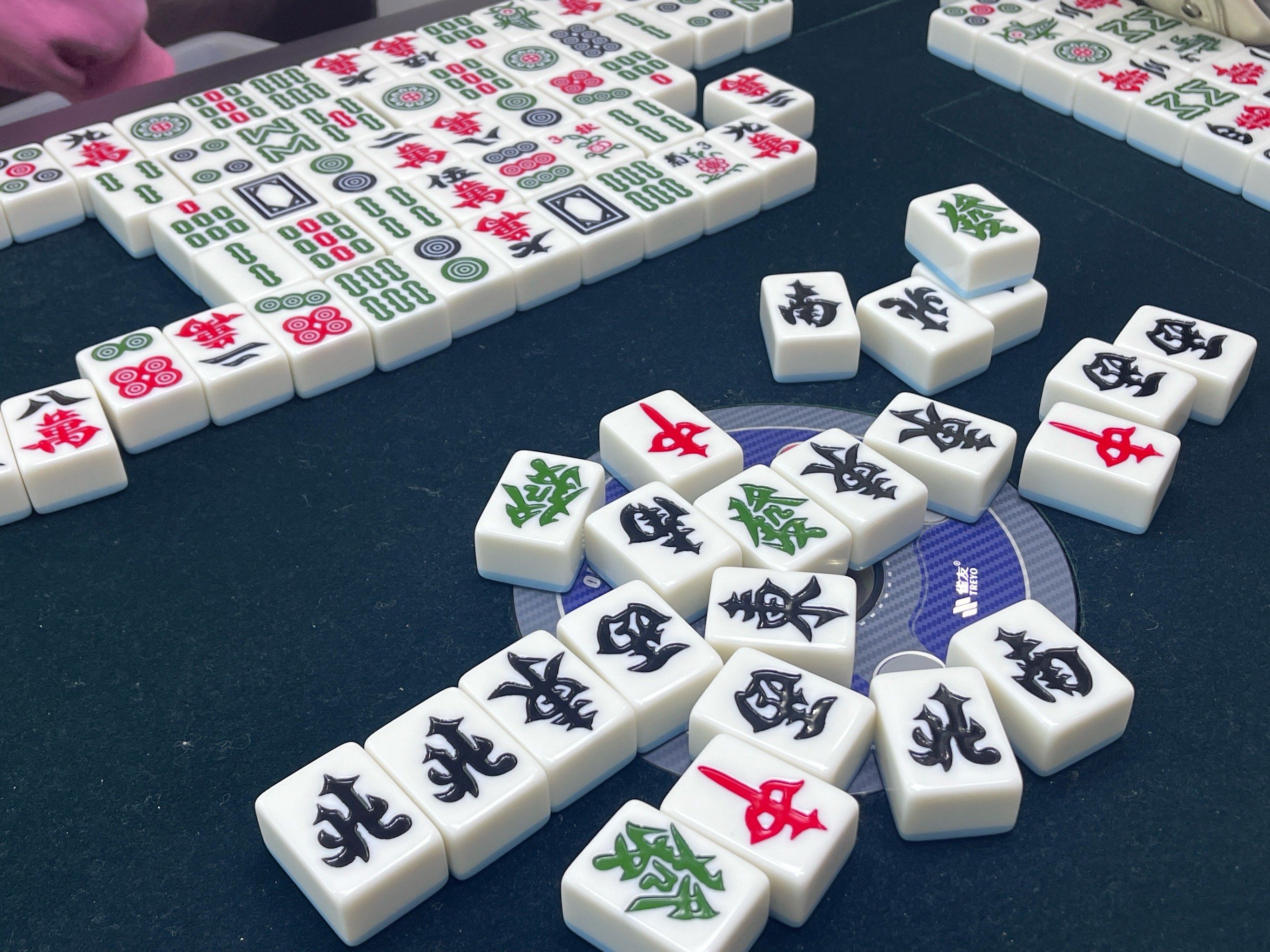 下午朋友们凑在一起无聊过来弘扬了一下国粹,这家店的麻将子摸起来好