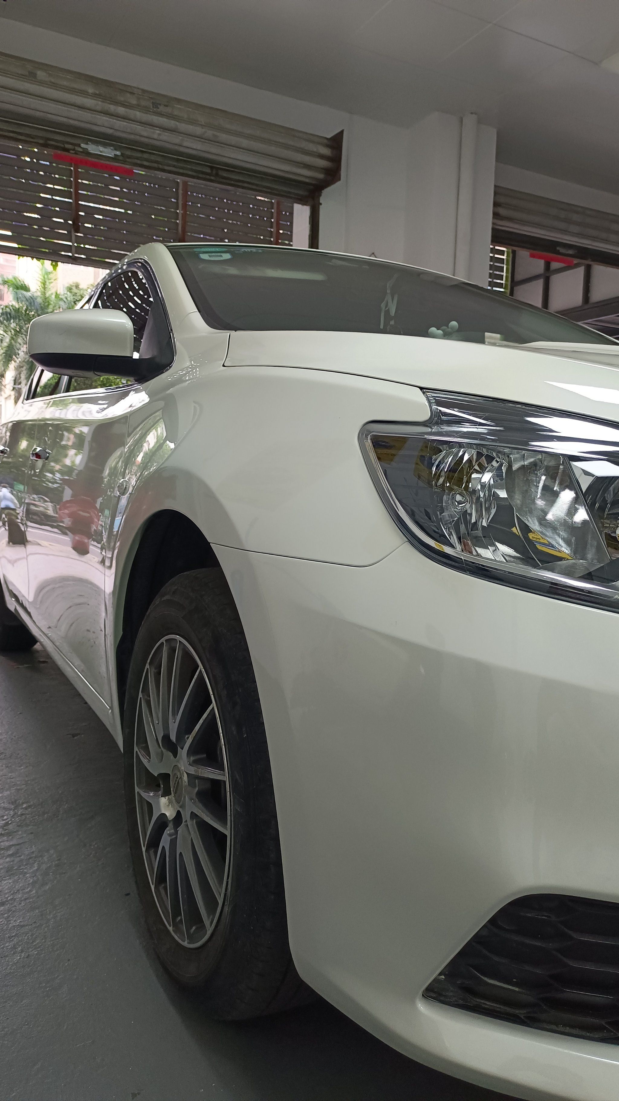 日产轩逸前保险杠,前叶子板划痕补漆修复,效果如初.