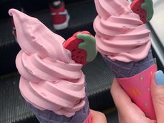 草莓牛奶华夫筒-麦当劳(世界城广场店)