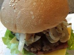 牛肉蘑菇汉堡-遇见西木美式餐厅(体育路店)