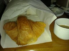 牛角包躺着拍-老佛爷饼店