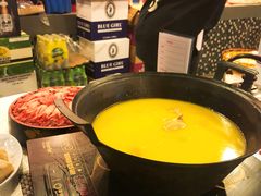 浓厚原只鸡煲花胶汤-鲜入围煮花胶鸡海鲜火锅