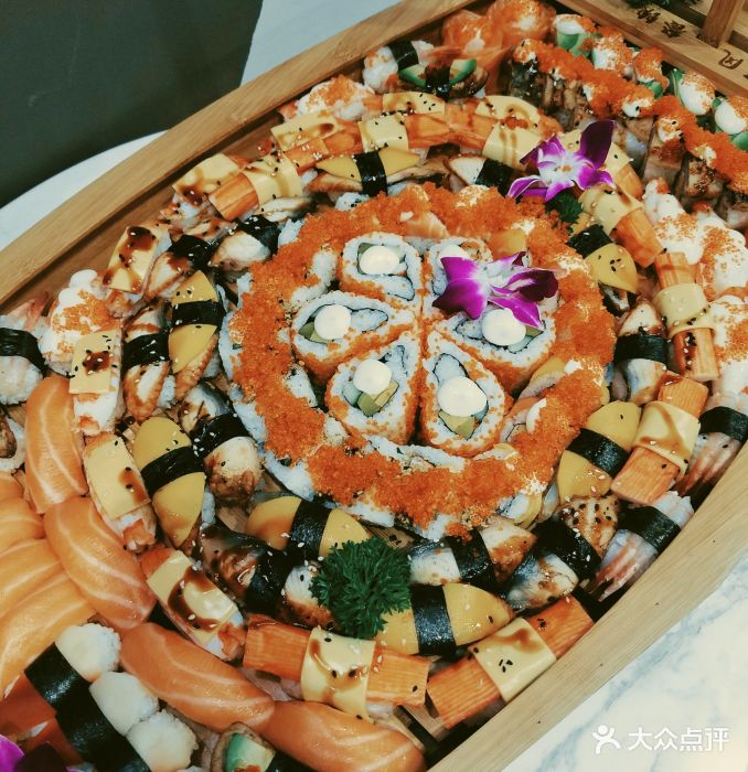 河风精致寿司寿司船图片