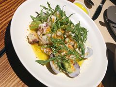 温热海鲜沙拉配牛油果-Mercato莫卡多露台餐厅与酒吧(K11店)