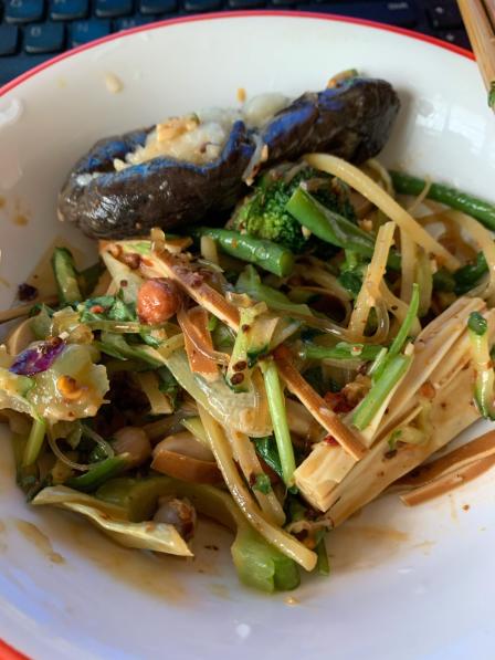 0 学校大街菜市场的凉拌菜麻酱特别多还酸酸甜甜的,夏天吃太爽啦!