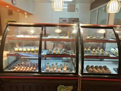 面包甜点陈列柜-火焰山自助烧烤涮石板烤肉(新华大街店)