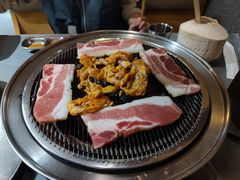 -围炉肉舍•炭烤活鳗•丹东海鲜烤肉(步行街店)