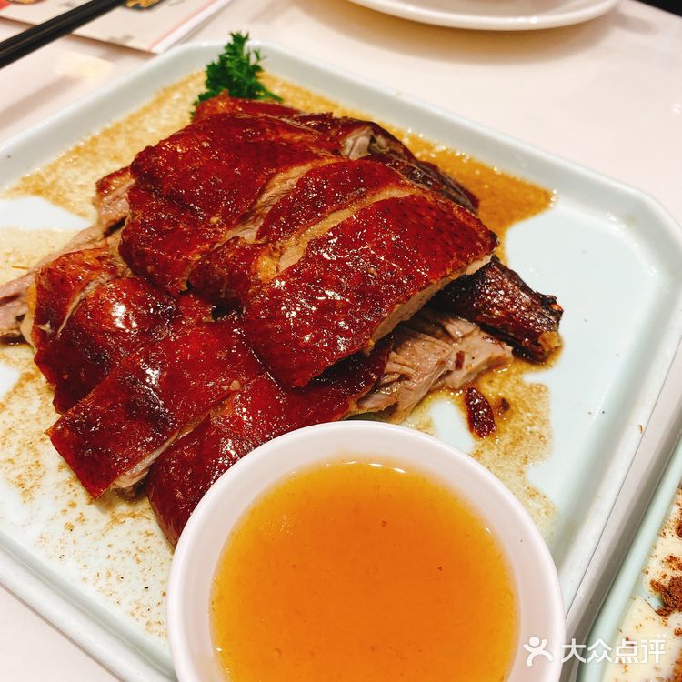 门口的招牌鸭让人非常有食欲，点了鲜肉糯米烧卖