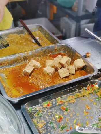 流通商贩，在玉林串串门口，凉皮跟臭豆腐合并的小摊位