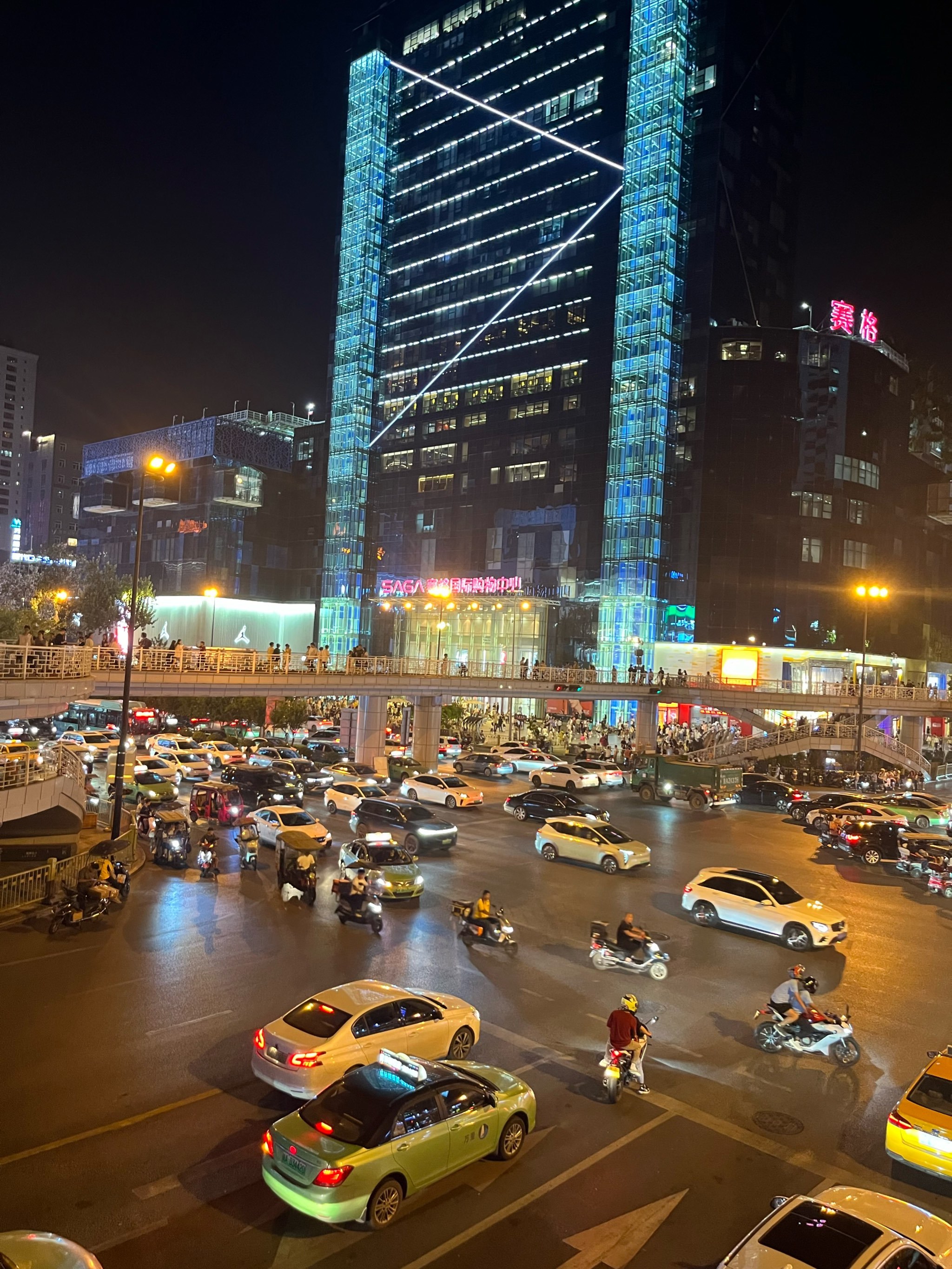 西安小寨天桥看赛格商圈的夜景,看人间熙熙攘攘