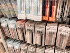 -名创优品(北京新中关购物中心地铁层店)
