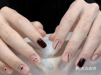 线条主导的美甲款式， 相对来说比较中性 男女都可～