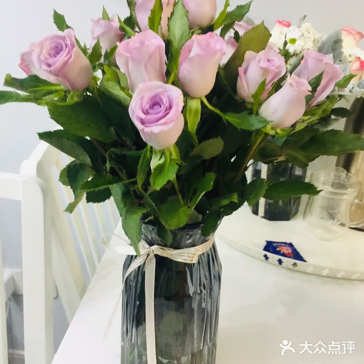 吃完饭，陪死党一起插花，她网购的鲜花
