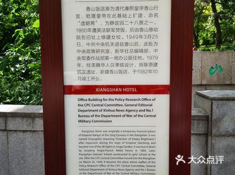 没有客人，我俩坐在摇椅上感受这里的环境