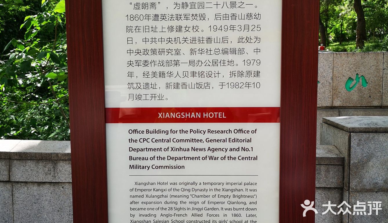没有客人，我俩坐在摇椅上感受这里的环境