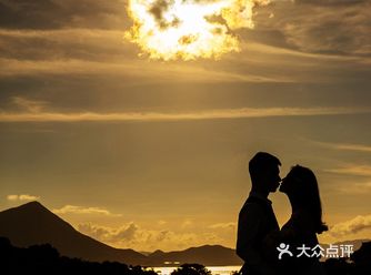 温热的晚风，吹起缎面裙摆