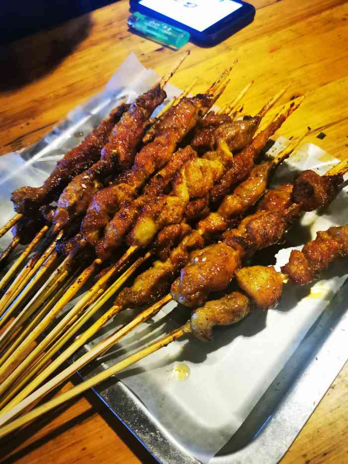 新疆亚克西烧烤-"朋友推荐的宵夜,位置挺好找的,进门就看中.