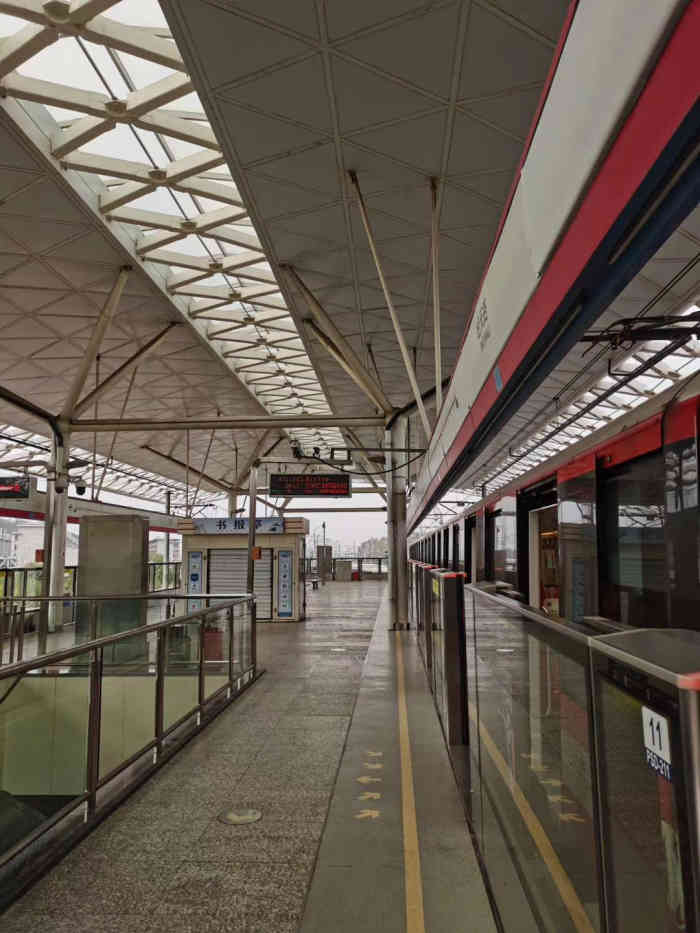 百家湖(地铁站)-"百家湖地铁站在百家湖商业广场附近.是属于.