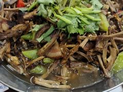 干锅茶树菇-畲乡一品鱼府土菜馆